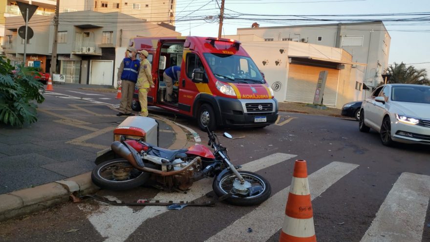 Homem fica ferido em acidente na Rua Mato Grosso esquina com Rua Treze Maio