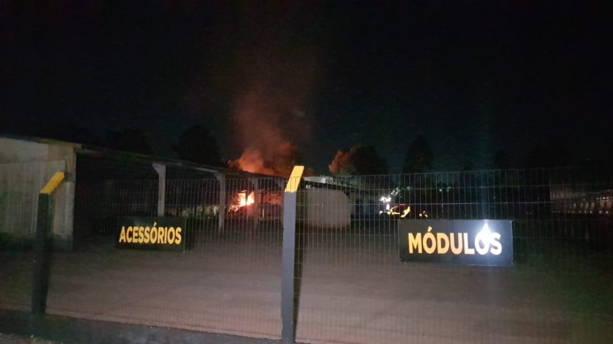 Incêndio em entulhos mobiliza Bombeiros ao Parque São Paulo