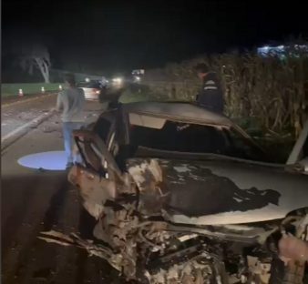 Batida frontal entre carros é registrada na BR-277 em Cascavel