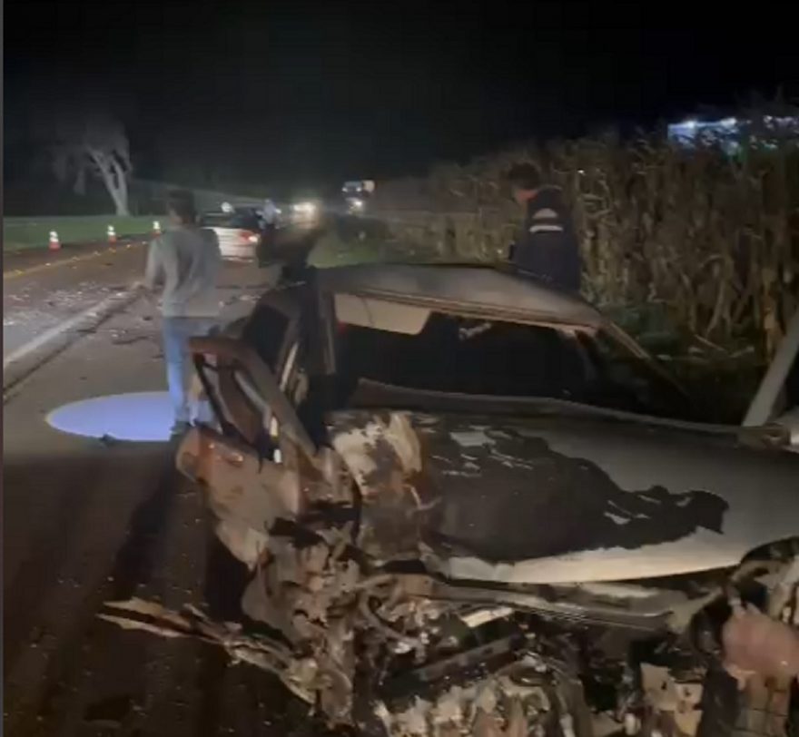 Batida frontal entre dois carros é registrada na BR-277 em Céu Azul