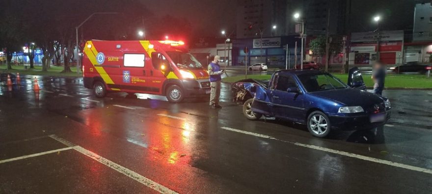 Colisão traseira deixa duas mulheres feridas no centro de Cascavel