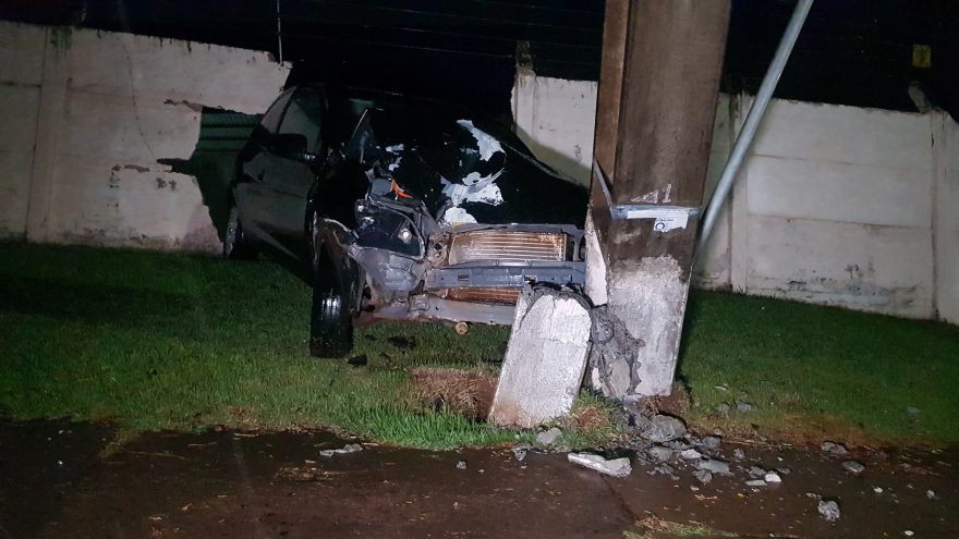 Poste fica pendurado pelos fios após acidente na Rua Jacarezinho