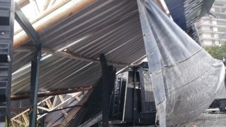 Lanchonete no Centro é danificada após Outdoor ser derrubado pelo vendaval