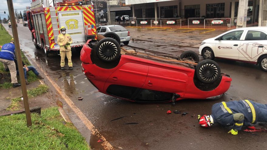 Capotamento deixa vítimas na Avenida Carlos Gomes