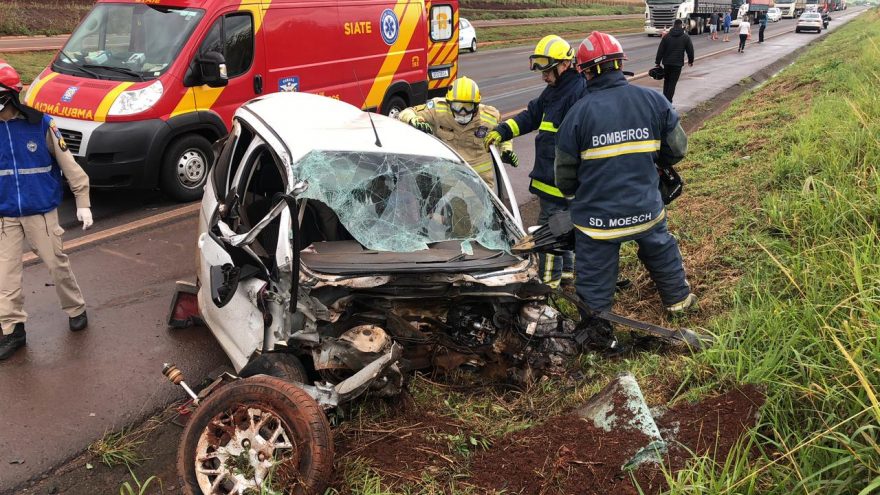 Grave acidente deixa vítima encarcerada no Contorno Oeste