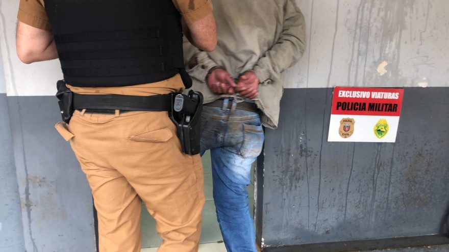 Homem é preso após agredir a companheira