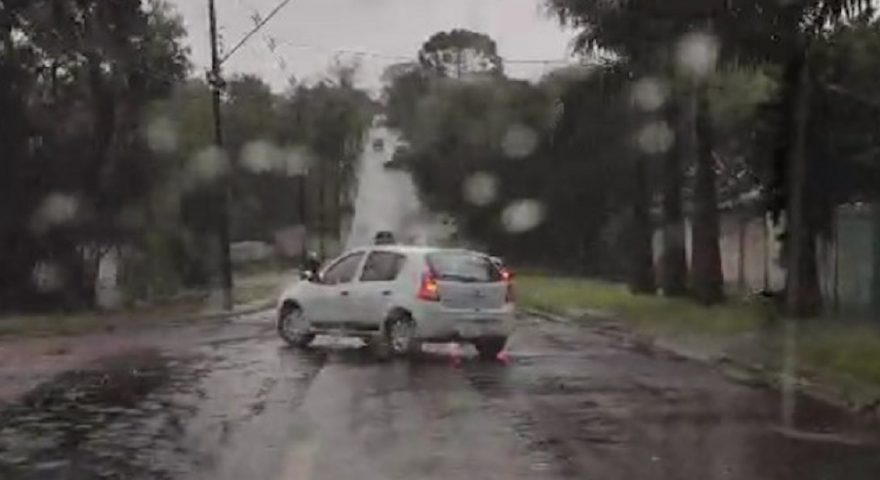 Rio transborda e alaga rua Salgado Filho