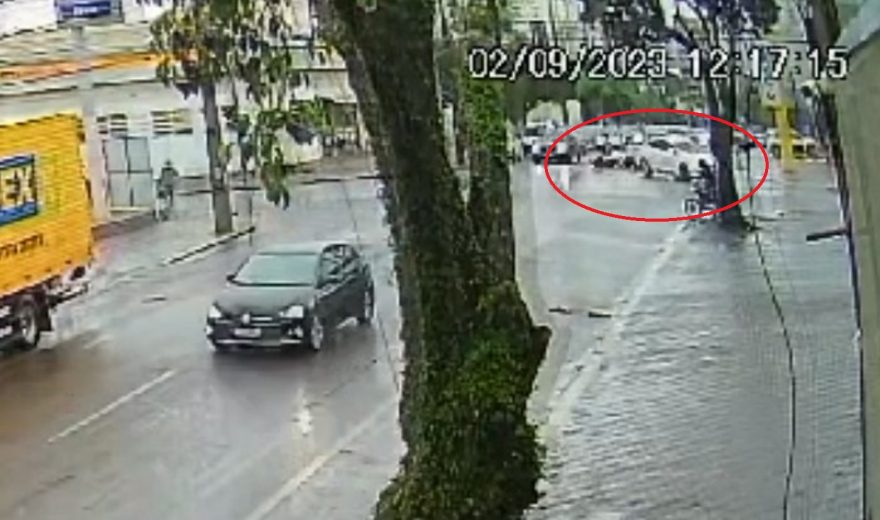 Câmera mostra motociclista sendo “fechada” antes de sofrer queda na Avenida Carlos Gomes