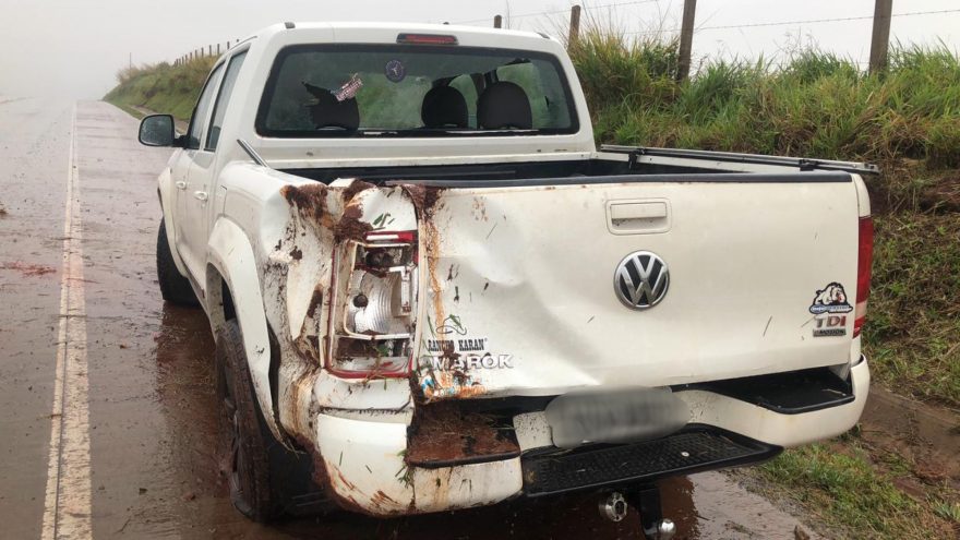 Após aquaplanar, caminhonete sai da pista e bate contra barranco na BR-163