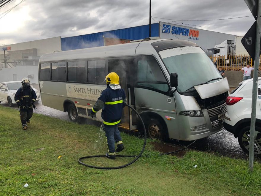 Micro-ônibus de Santa Helena pega fogo nas proximidades do Centro de Convenções e Eventos de Cascavel