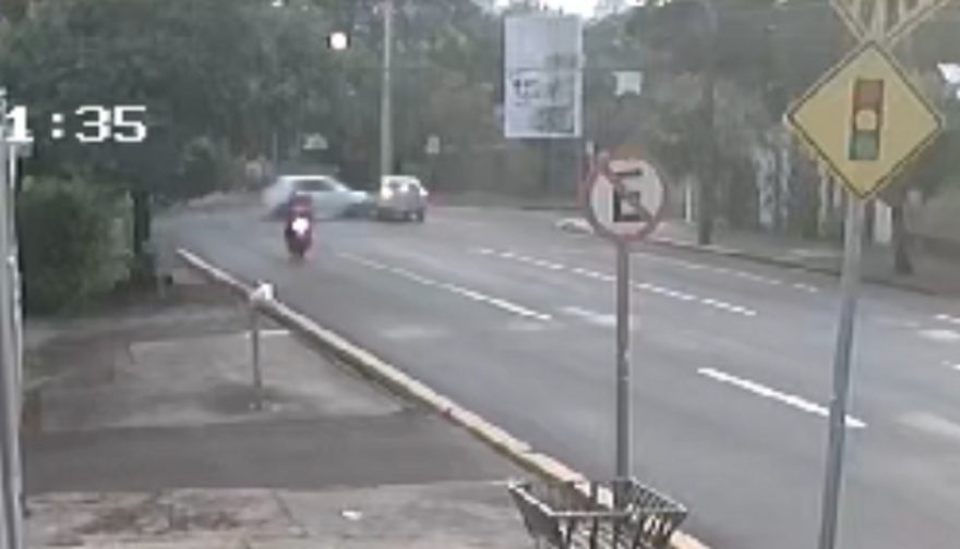 Vídeo mostra forte colisão entre Palio e Clio na Rua Antonina, no Centro