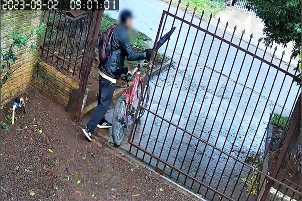 Bicicleta de cor vermelha foi furtada no Universitário