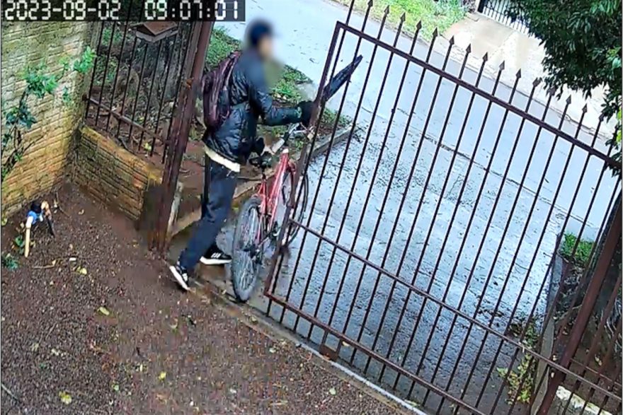Bicicleta de cor vermelha foi furtada no Universitário