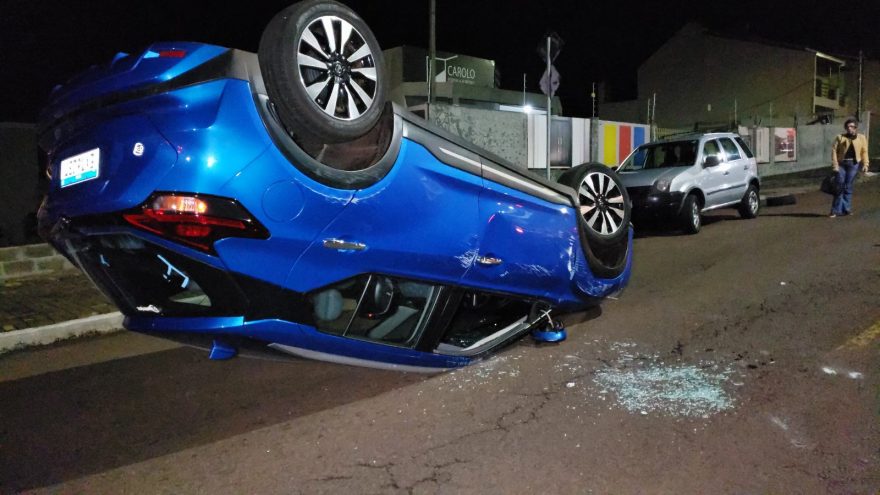 Nissan Kicks capota depois de atingir carro estacionado no bairro Country