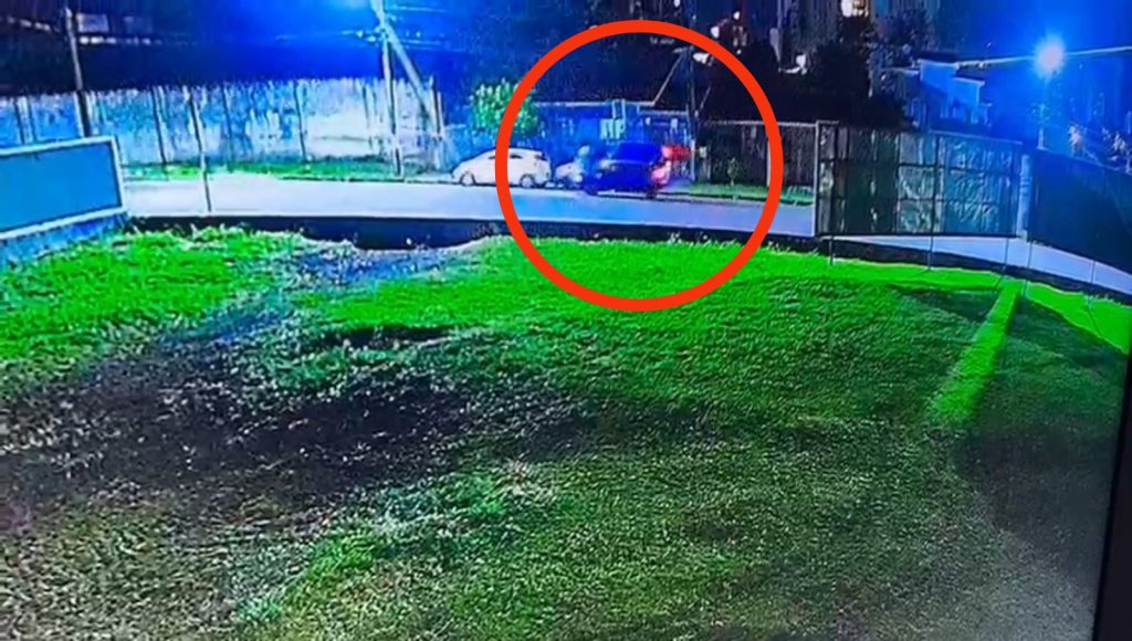 Câmera de segurança registra Nissan Kicks capotando após atingir carro estacionado