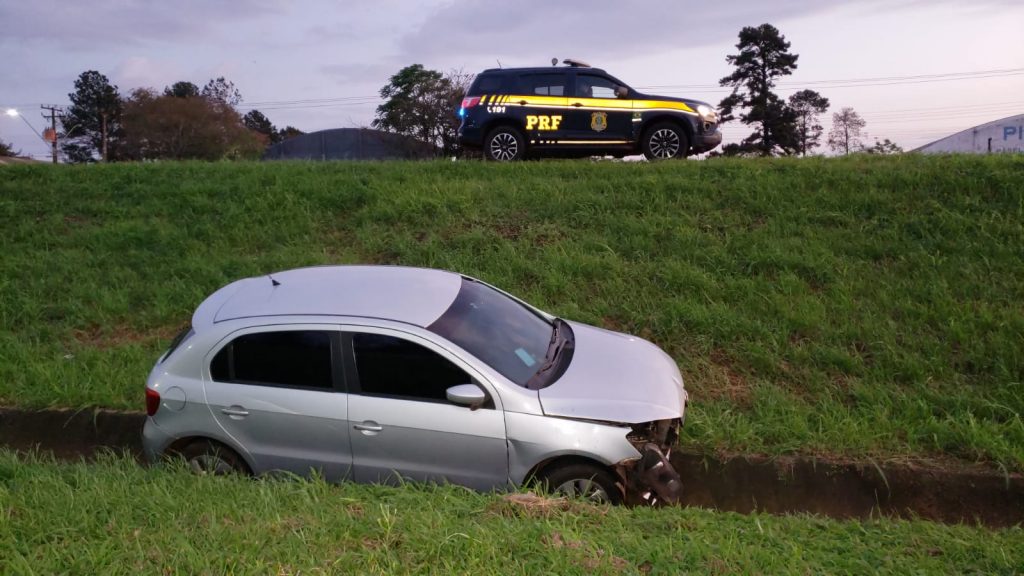 Condutor abandona veículo após saída de pista na BR-277 em Cascavel