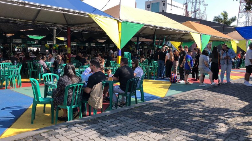 Cascavelenses aproveitam o domingo ensolarado para visitar a Feira do Teatro