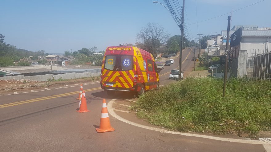 Jovem fica ferido em acidente entre moto e carro no 14 de Novembro