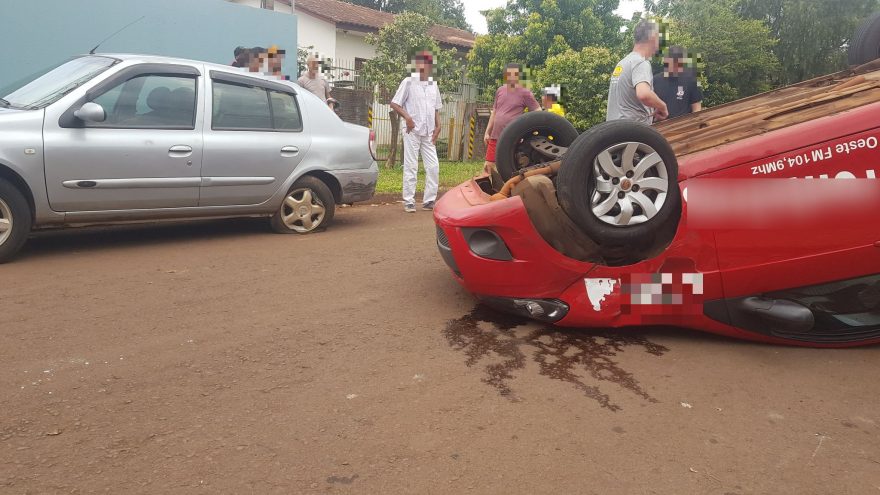 Mulher fica ferida em capotamento na Rua Onix no Esmeralda