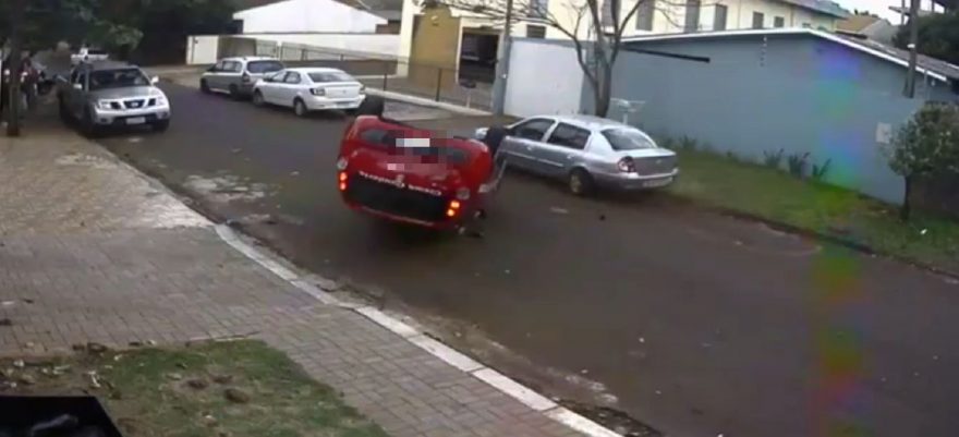Câmeras de segurança registram acidente seguido de capotamento no Esmeralda