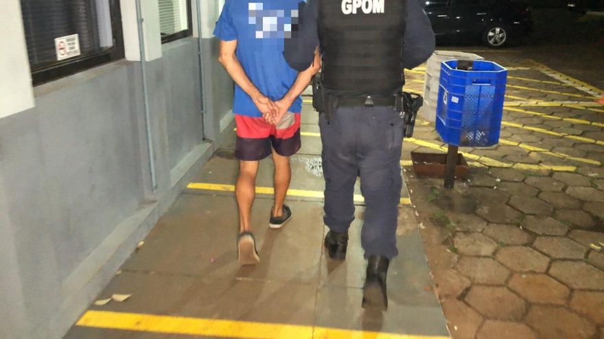 Com “Camelinho” no painel de Kombi, homem é preso por embriaguez ao volante