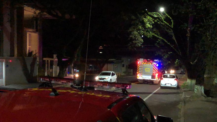 Vidraça de prédio precisou ser contida após ventania que derrubou árvores em Cascavel