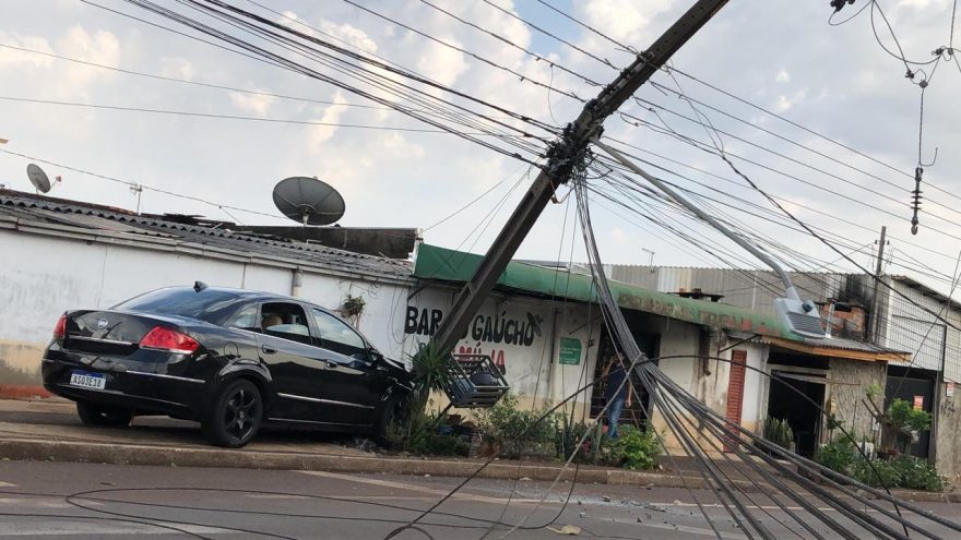 Poste fica pendurado pelos fios após acidente de trânsito na rua Europa