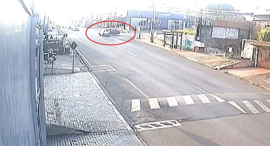 Câmera flagra colisão que resultou em queda de poste no Periolo
