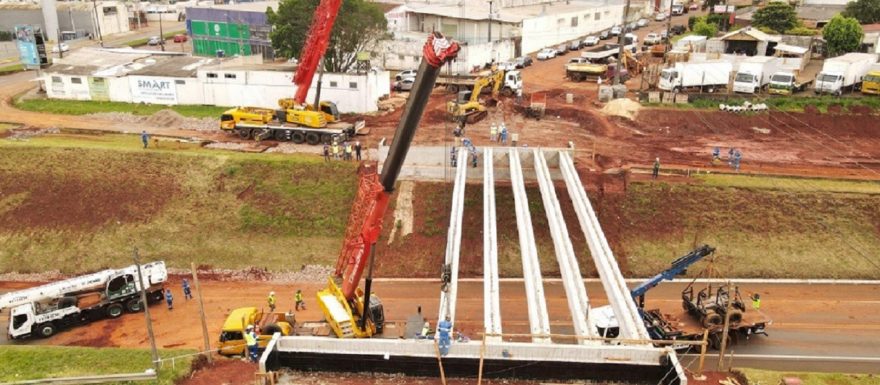 Grande obra de engenharia do novo viaduto avança com instalação de vigas sobre a BR-277