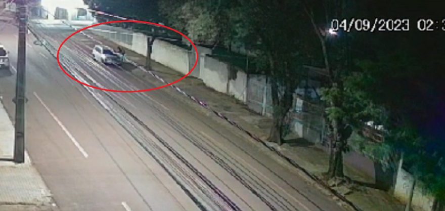Ladrão quebra o vidro de veículo estacionado e furta pertences no Centro