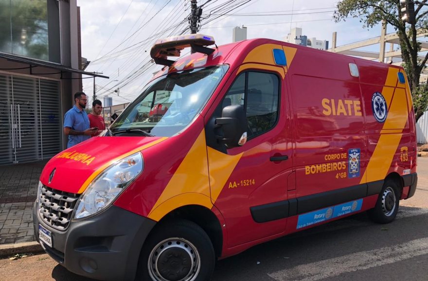 Motociclistas ficam feridos ao se envolverem em acidente com caminhão no Centro