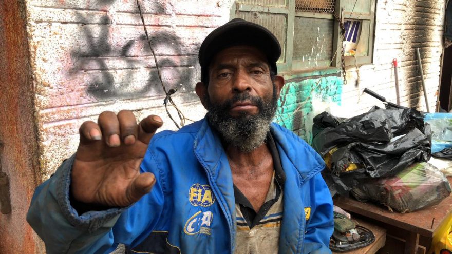 Moradores são despejados e pedem ajuda