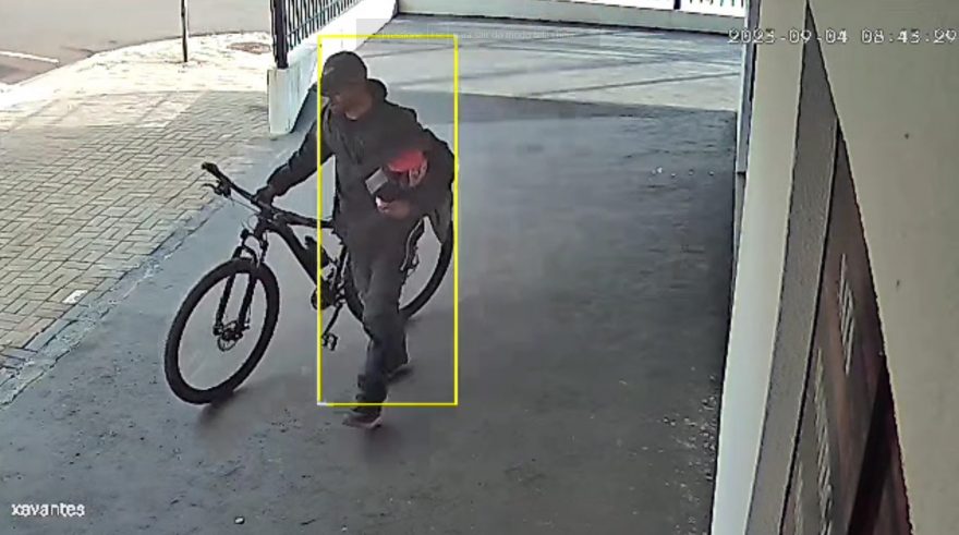Indivíduo arromba comércio, furta dinheiro e caixa de som no Santa Cruz