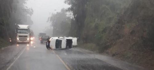 Motorista fica ferido após perder o controle da direção, bater em barranco e capotar Imagem referente a Motorista fica ferido após perder o controle da direção, bater em barranco e capotar