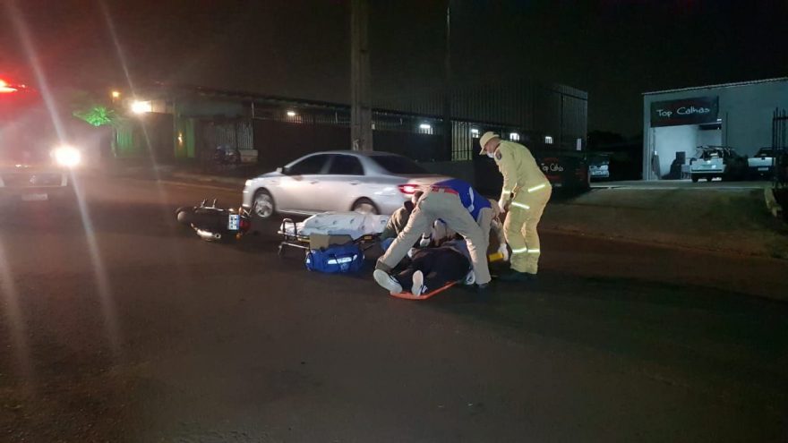 Motociclista fica ferido ao ser atingido por carro na Rua Jacarezinho