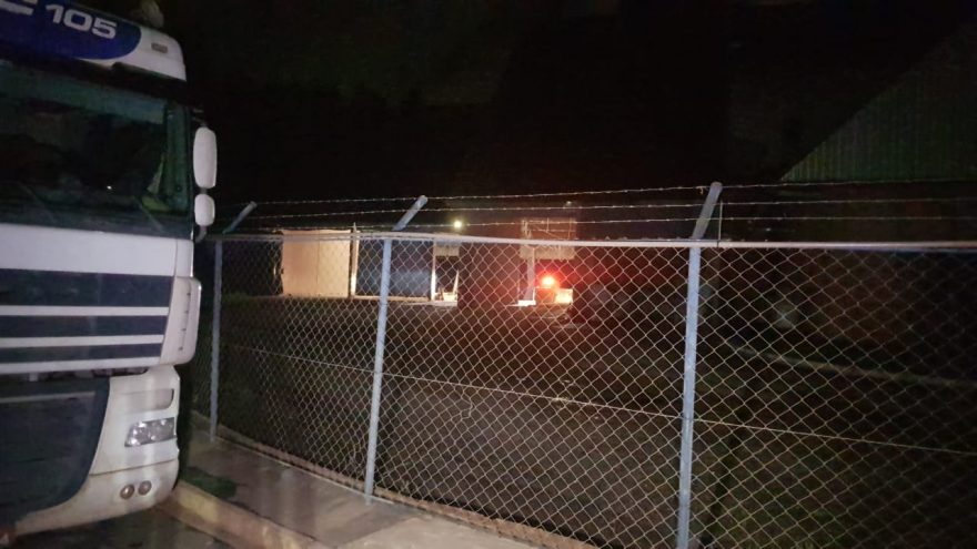 Bombeiros acompanham retirada de grãos em armazém na Estrada da Pedreira