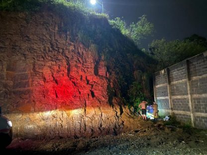 Mulher fica ferida ao cair de mirante de sete metros de altura Imagem referente a Mulher fica ferida ao cair de mirante de sete metros de altura