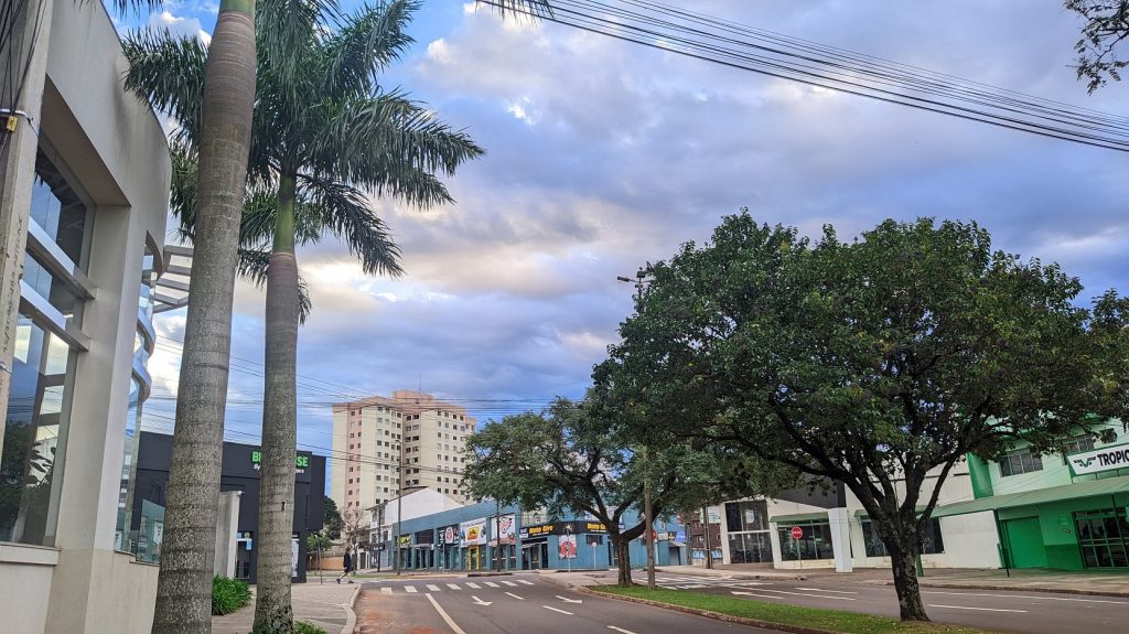 Segunda-feira de clima nublado e máxima de 27°C em Cascavel