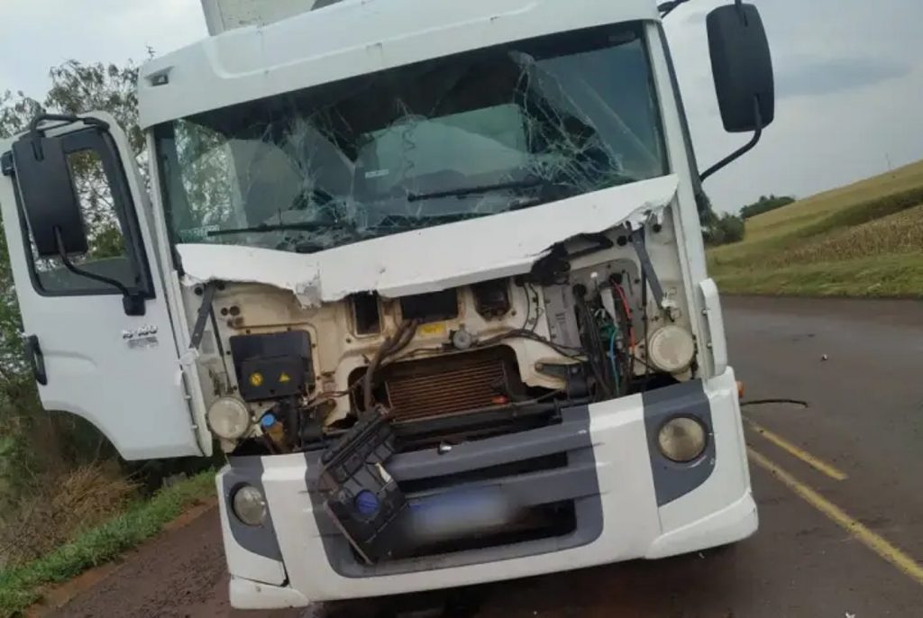 Três caminhões se envolvem em engavetamento em Alto Piquiri e um condutor fica ferido