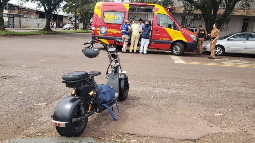 Adolescentes ficam feridos em colisão entre patinete e carro no Maria Luiza