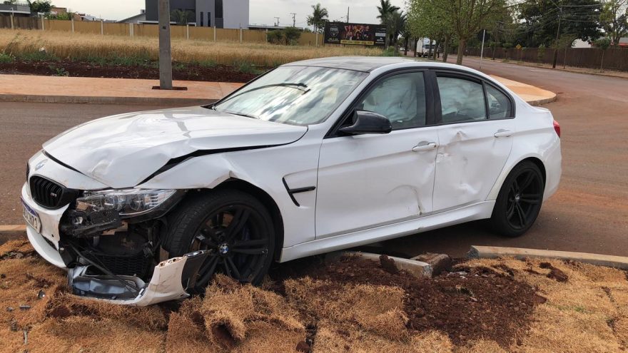 BMW e Fiorino se envolvem em acidente no Bairro Santo Inácio