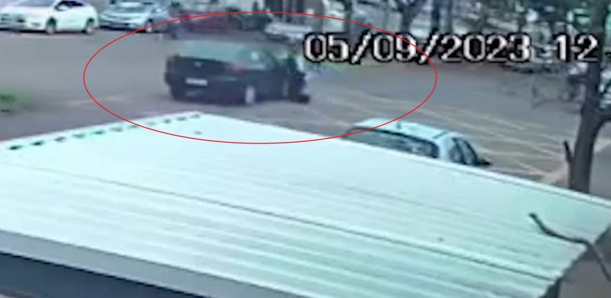 Câmera mostra acidente entre patinete e carro no Maria Luiza