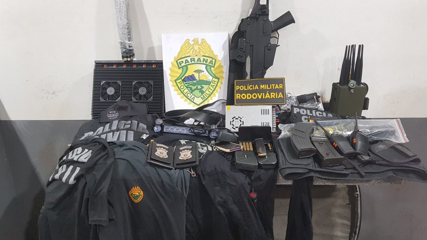 Homem é preso com uniformes da Polícia Civil e equipamentos táticos balísticos na PR-180