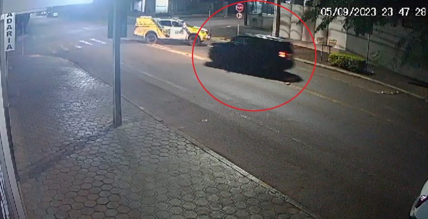 Câmera flagra abordagem da PM e início da perseguição a condutor de Jeep; fuga terminou em acidente na rodovia