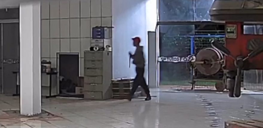 Câmera mostra ladrão furtando facão em empresa no Cataratas