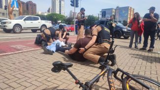 Idoso é atropelado por bicicleta em frente à Catedral e após ser socorrido recebe benção do Padre