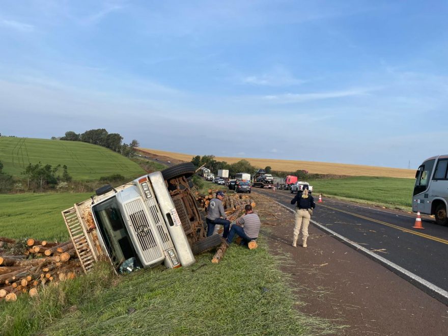 Carreta, caminhão e Nissan Versa se envolvem em acidente na rodovia BR-277 em Cascavel