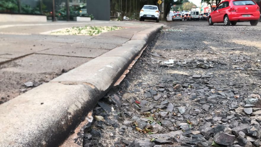Moradores reclamam de demora na conclusão de obra na Rua Minas Gerais
