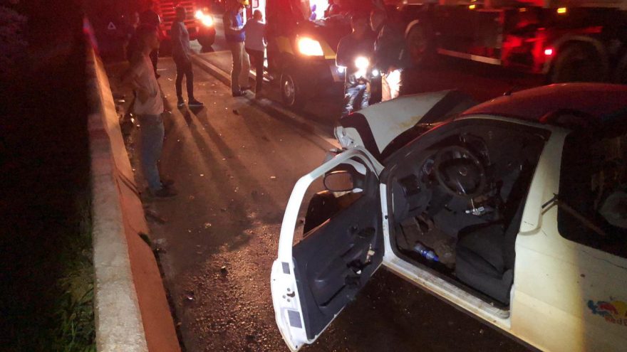 Motorista é socorrido após acidente de trânsito no Contorno Oeste