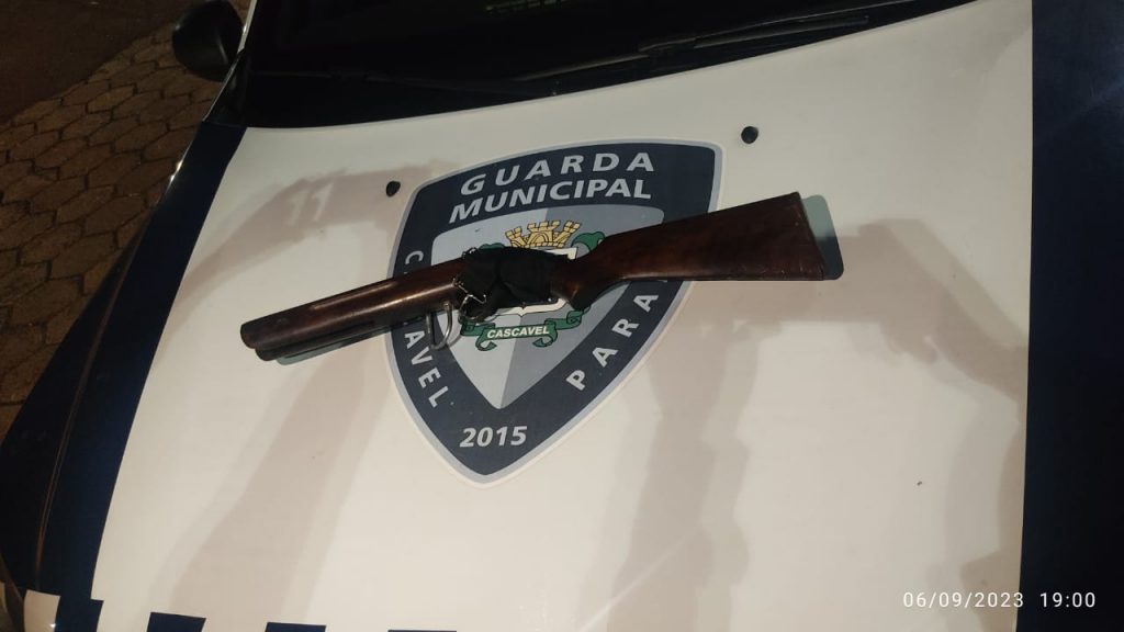 GM é acionada a CMEI por homem estar ostentando espingarda na frente de crianças